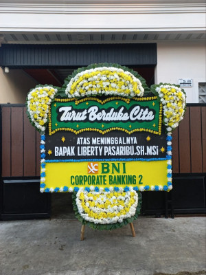 Papan Bunga Duka di Ujung Sabbang