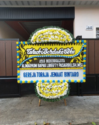 Papan Bunga Duka di Ujung Sabbang