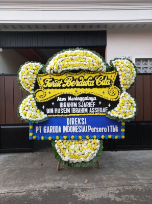 Papan Bunga Duka di Ujung Sabbang