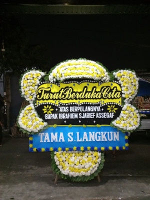 Papan Bunga Duka di Ujung Sabbang