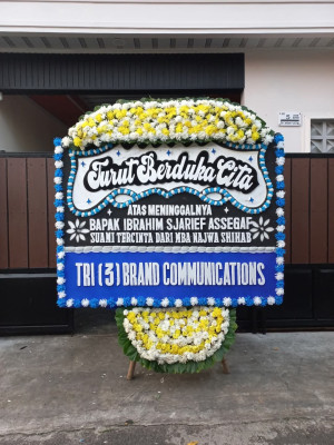 Papan Bunga Duka di Ujung Sabbang